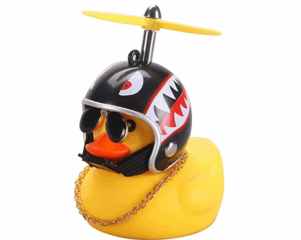 Kaczka w kasku ze śmigiełkiem na kierownicę